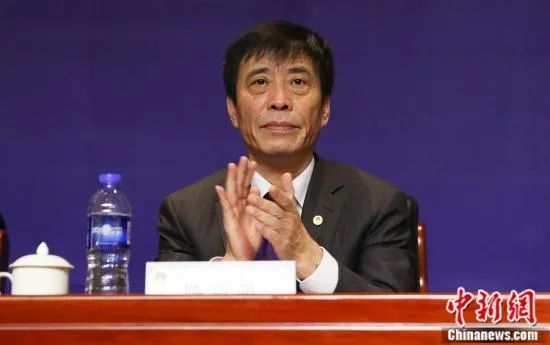 加上他和布鲁斯韦恩的不异履历，使他对世间的罪行是愤慨的。